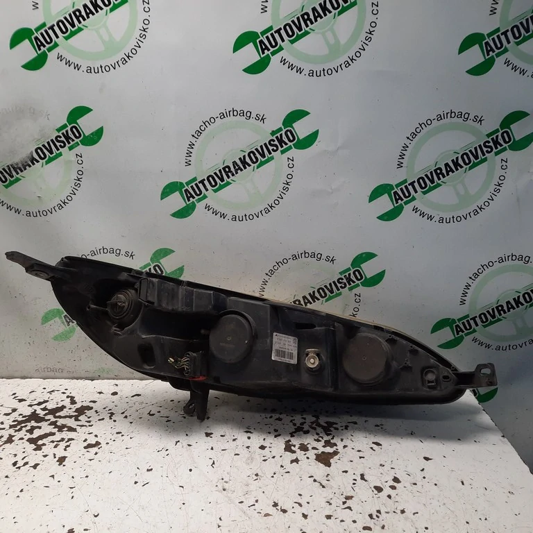 Predné svetlo Peugeot 407 lavé