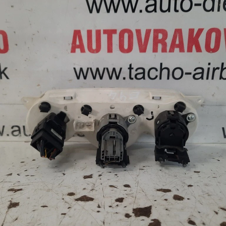 Ovládač kúrenia Ford Focus MK1 98AB18C419