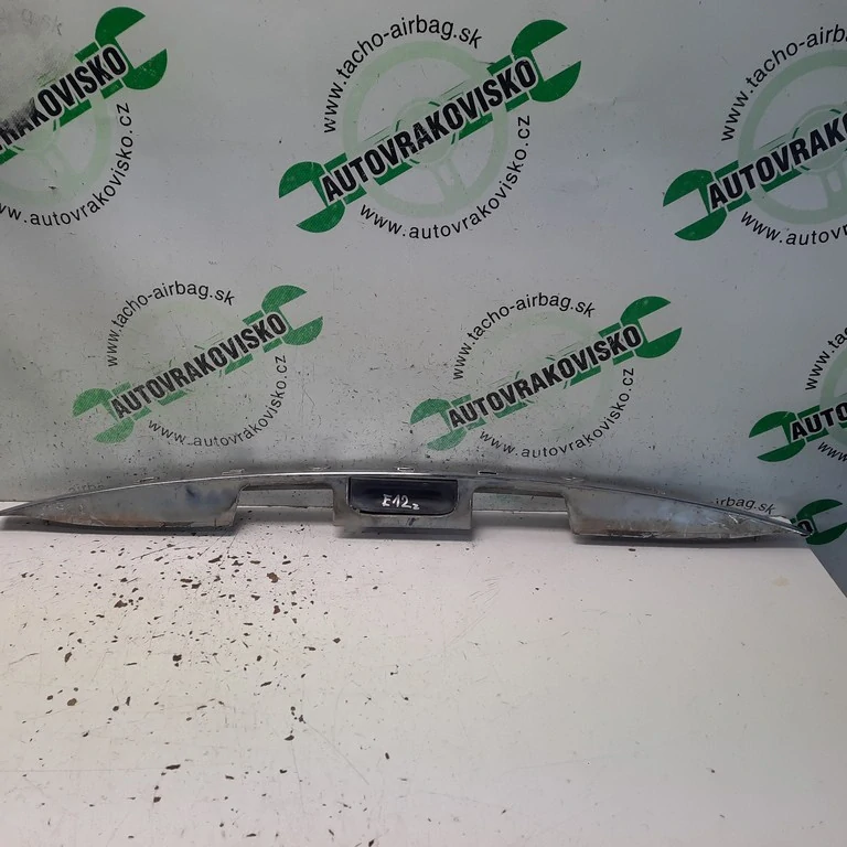 Lišta nad ŠPZ Peugeot 407 SW