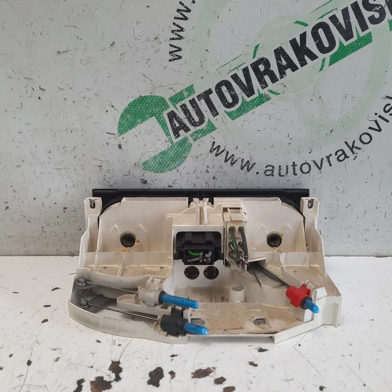 Ovládač kúrenia Volkswagen Passat B5 1J0820045E