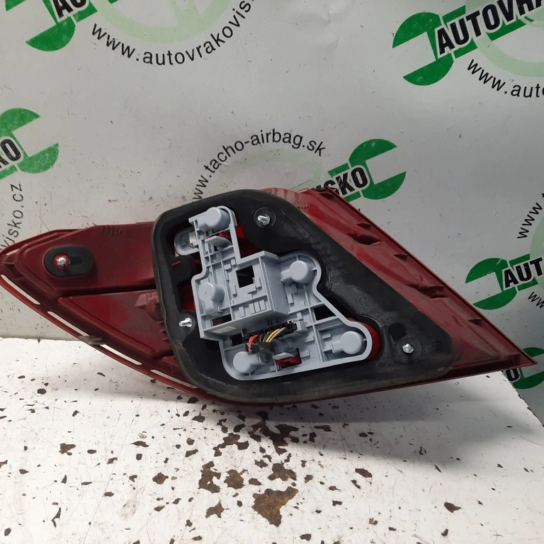 Zadné svetlo Mercedes C W204 pravé