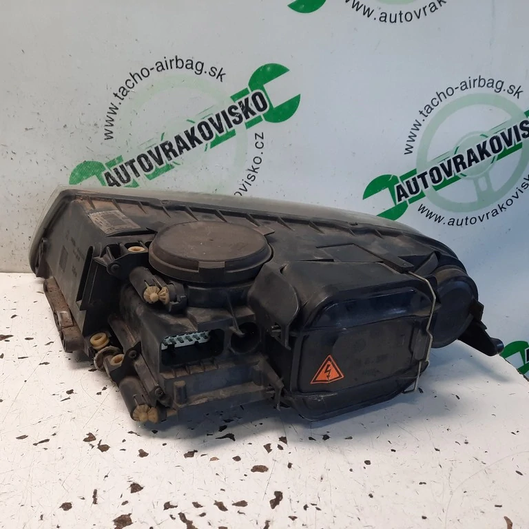 Predné svetlo Volkswagen Touareg pravé