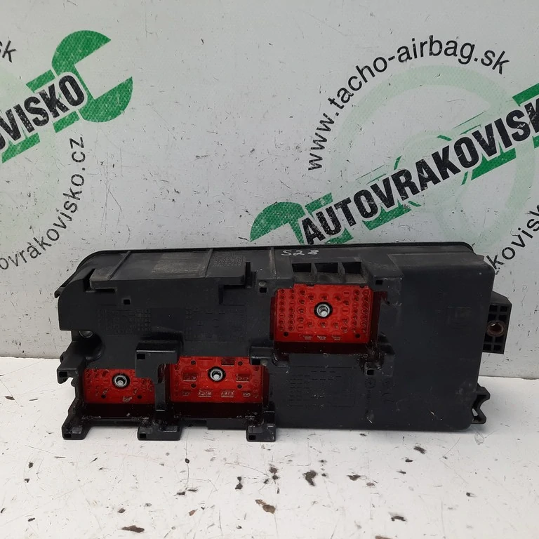 Poistková skrinka Opel Vectra C 13205800
