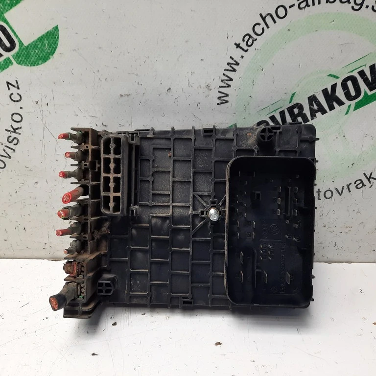 Poistková skrinka Volkswagen Passat B6 3C0937125