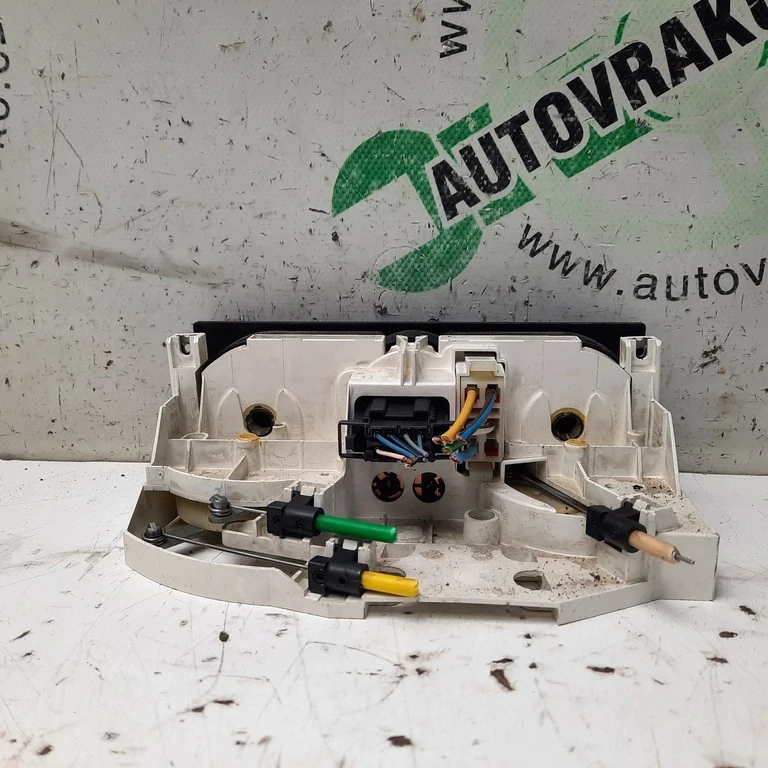 Ovládač kúrenia Volkswagen Golf IV 1J0820045F