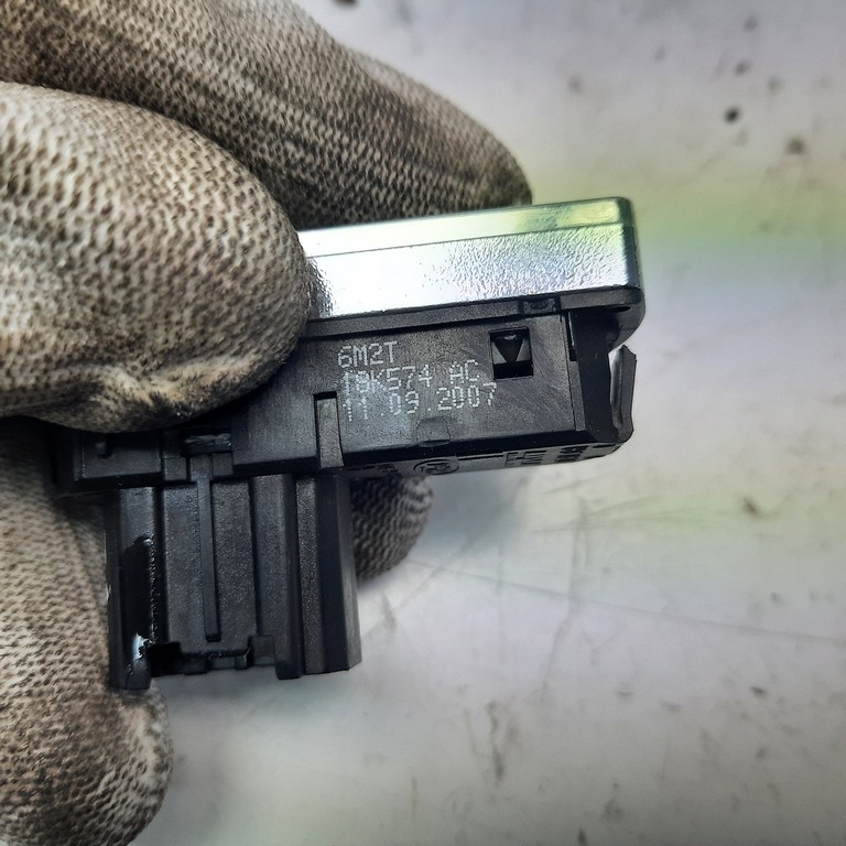 Vypínač vyhrievania čelného a zadného skla Ford S-Max 6M2T-18K574-AC 6M2T18K574AC