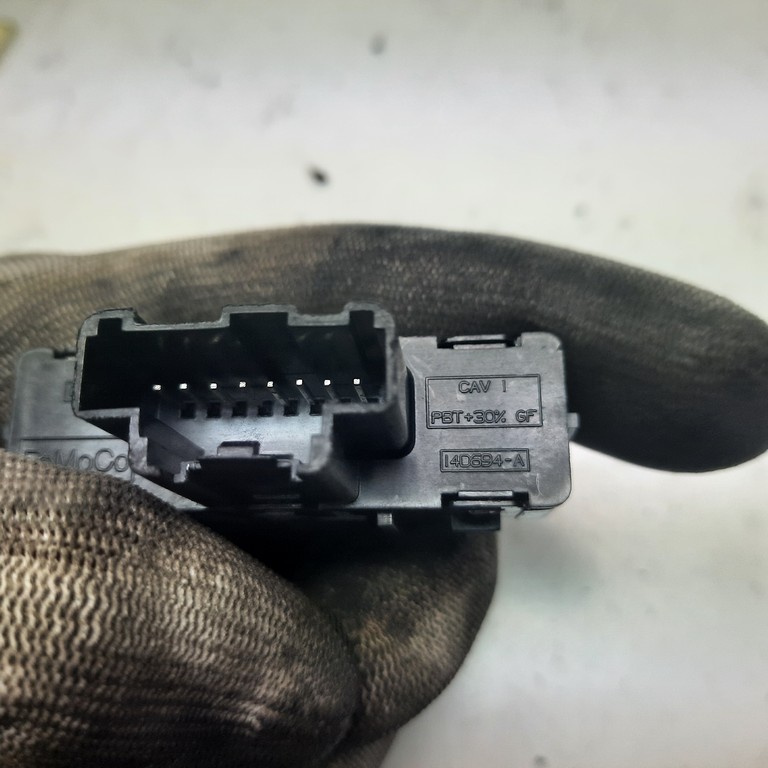 Vypínač vyhrievania sedadiel Ford Fiesta MK7