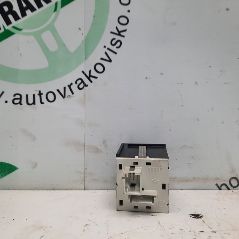 Vypínač vyhrievania zadného skla BMW E46 8373983