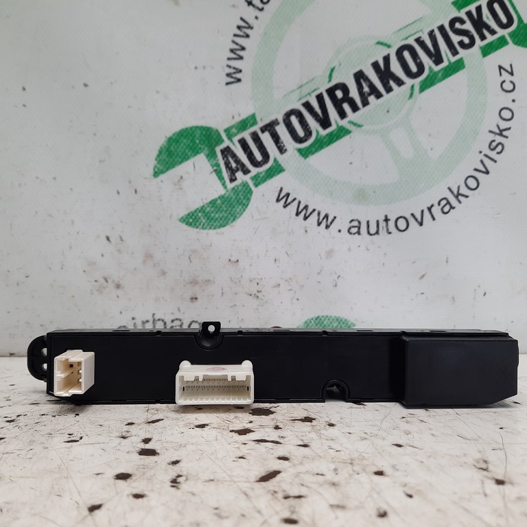 Vypínač výstražných svetiel a vyhrievania sedačiek Kia Ceed 93700-1H000