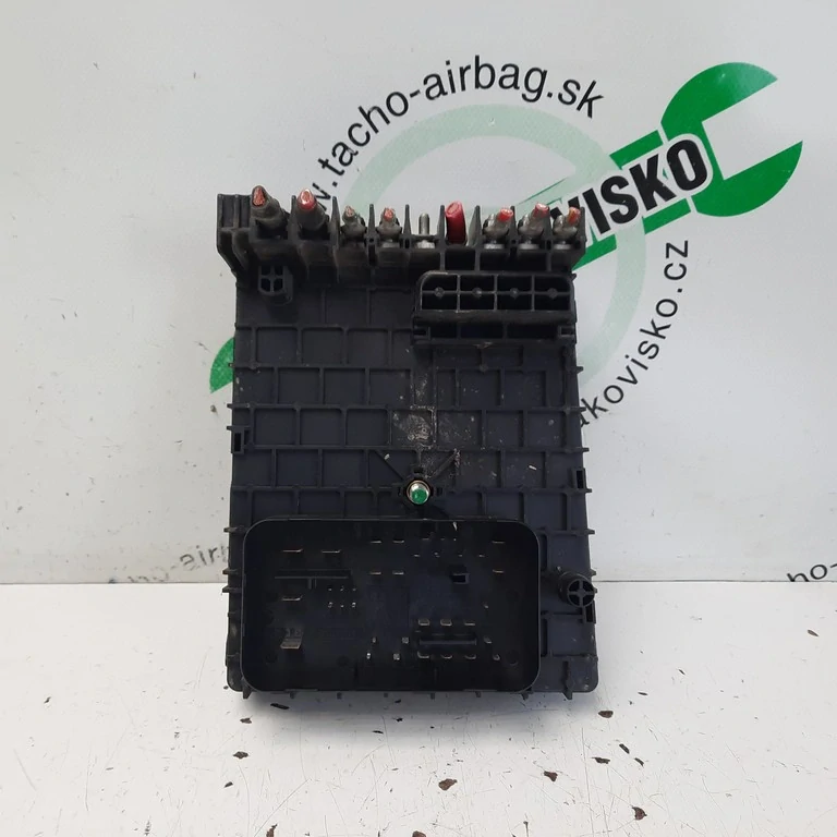 Poistková skrinka Volkswagen Passat B7 3C0937125A