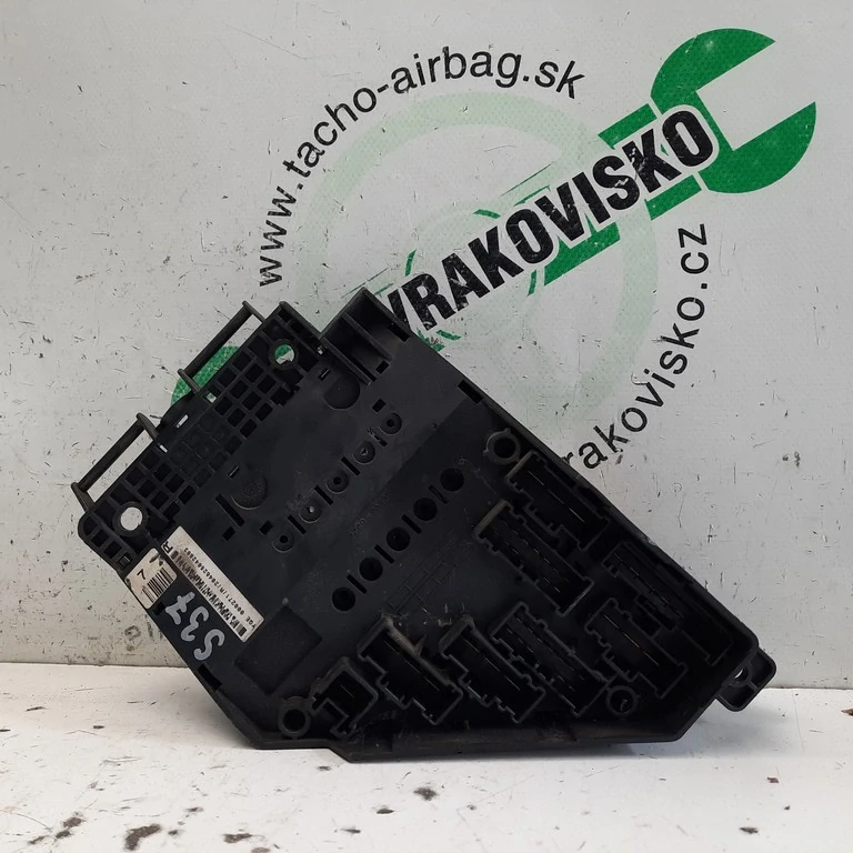 Poistková skrinka pri motore Land Rover Freelander 204625042803
