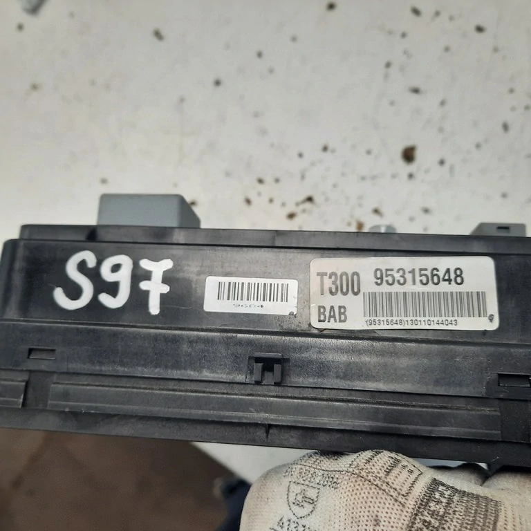 Poistková skrinka Chevrolet Aveo T300 95315648