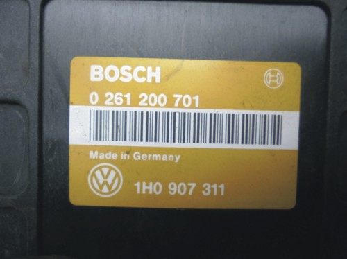 Riadiaca jednotka motora VW Golf III 1.8 0261200701