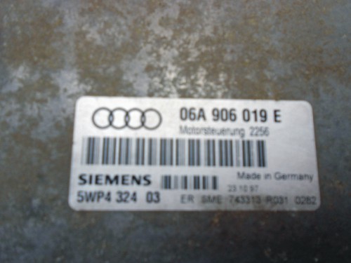 Riadiaca jednotka motora Audi A3 1.6 06A906019E