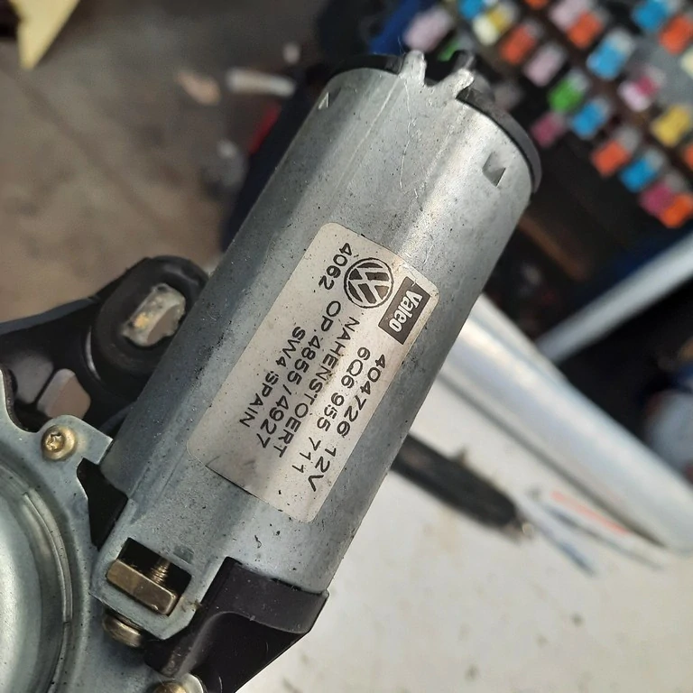 Motorček stieračov zadný Volkswagen Polo 9N 404726