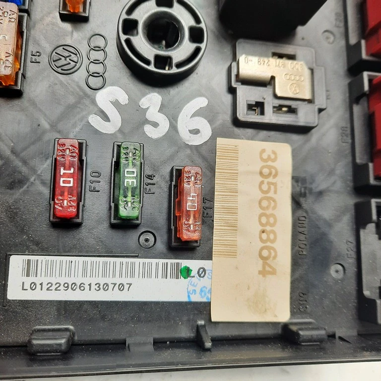 Poistková skrinka Volkswagen Passat B6 3C0937125