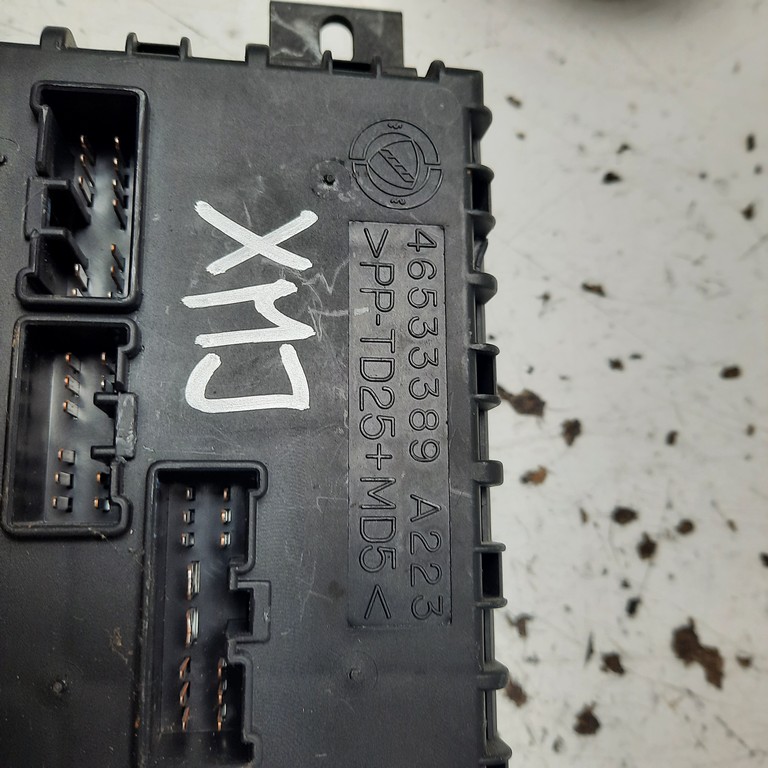 Riadiaca jednotka poistková skrinka Fiat Bravo Brava 46533389