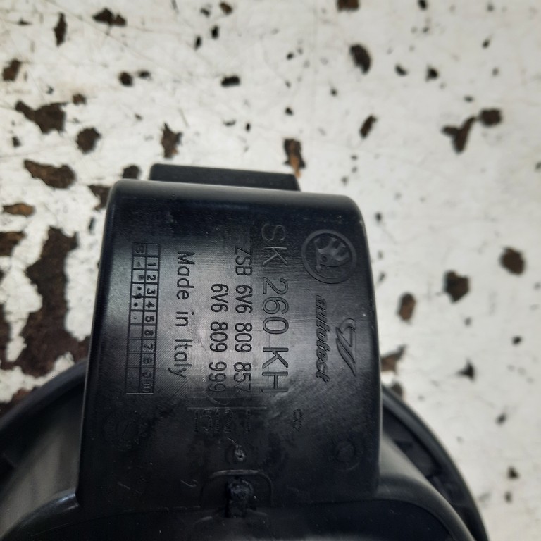 Dvierka nádrže Škoda Fabia III HB 6V6809857 6V6809999