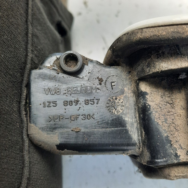 Dvierka nádrže Škoda Octavia II HB RS 1Z5809857