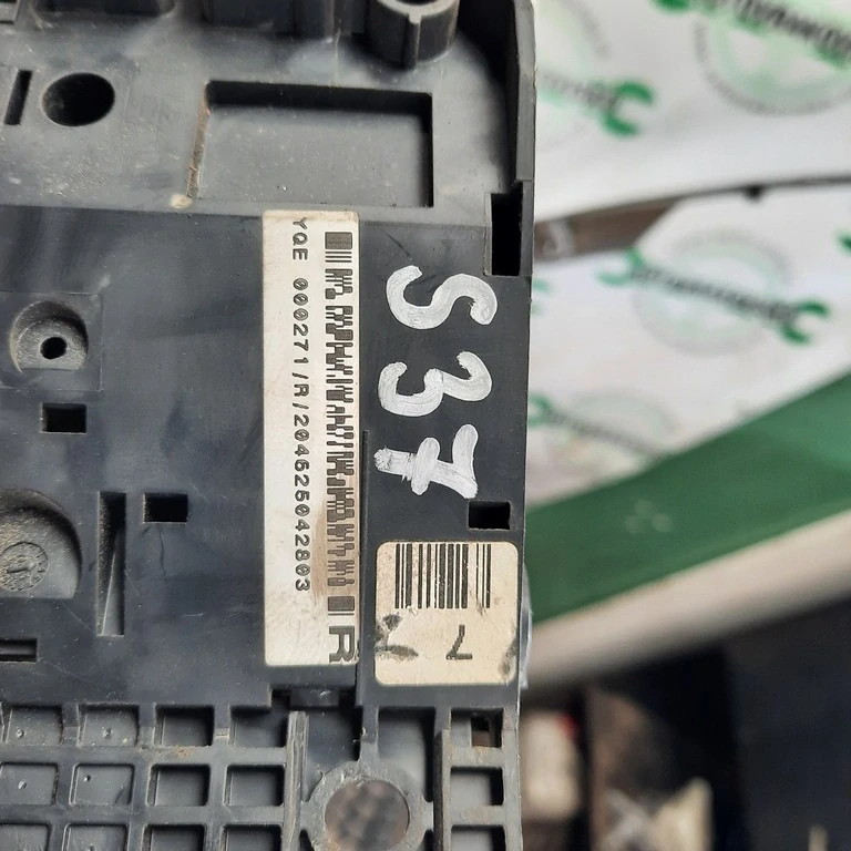 Poistková skrinka pri motore Land Rover Freelander 204625042803