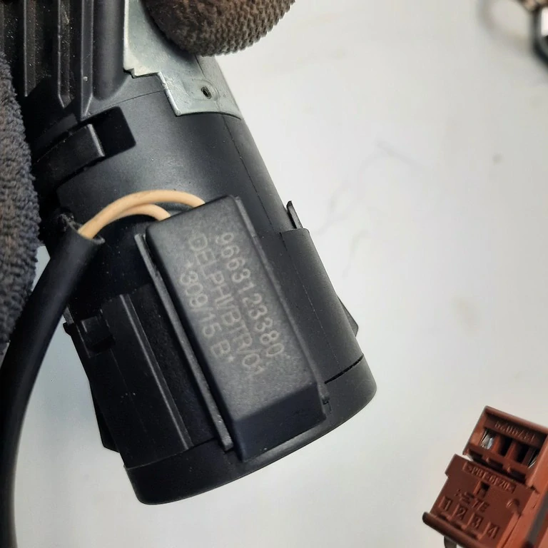 Spínacia skrinka sada Peugeot 208 9663123380