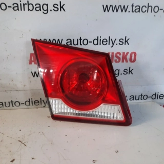 Zadné svetlo lavé kapota Chevrolet Cruze